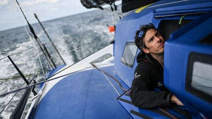 Vendée Globe : les premières images de Charlie Dalin au large des côtes bretonnes à quelques heures de son arrivée