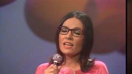 Musique : Nana Mouskouri, une nouvelle jeunesse sur les réseaux sociaux