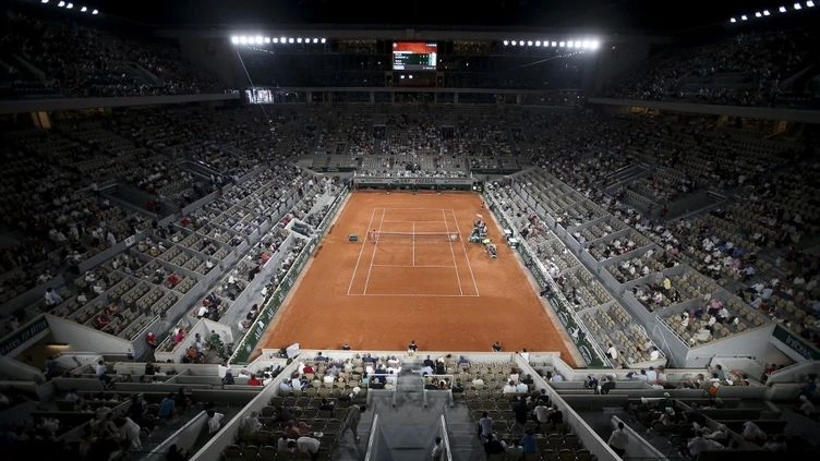 Roland-Garros : la dérogation au couvre-feu accordé aux spectateurs de Nadal-Djokovic fait polémique