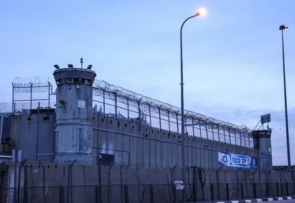 Guerre Israël-Hamas : à genoux, yeux bandés, mains entravées... Des lanceurs d'alerte israéliens dénoncent les conditions de détention de prisonniers palestiniens