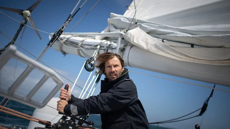 Au fil de l'eau. Un tour du monde à la voile et à l’envers pour un projet scientifique unique