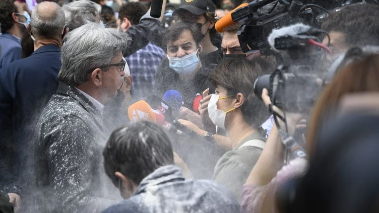 Mélenchon enfariné en manifestation : deux hommes convoqués devant le tribunal correctionnel de Paris