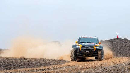 Dakar 2025 : Henk Lategan remporte la 8e étape et conforte sa place en tête du classement auto, Luciano Benavides s'impose en moto