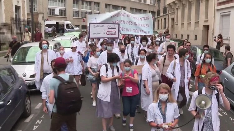 Médecine : en grève, les internes manifestent pour crier leur détresse