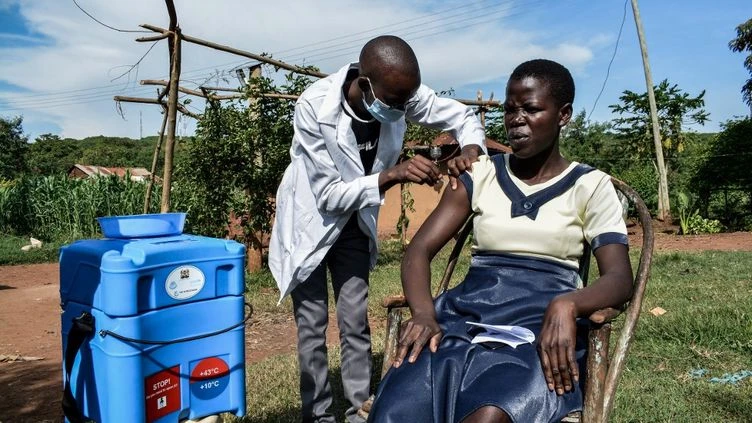 Covid-19 : l'OMS demande aux laboratoires de partager 50% de leurs vaccins avec Covax