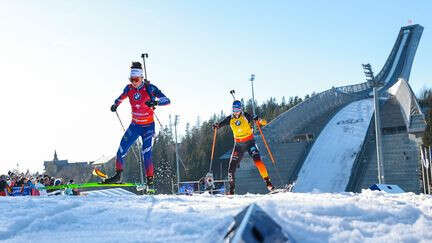 Biathlon : Lou Jeanmonnot s’impose sur la poursuite à Oslo et prend la tête du classement général de la Coupe du Monde avant la dernière course de la saison