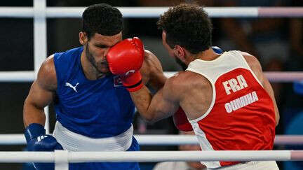 Boxe aux JO 2024 : le Français Sofiane Oumiha médaillé d'argent après un âpre combat face au Cubain Erislandy Alvarez Borges