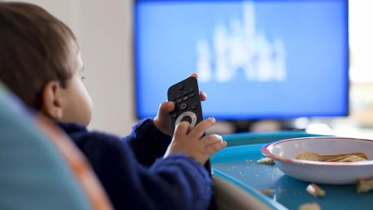 Manger devant la télévision provoque des retards dans l'acquisition du langage chez les enfants, selon une étude