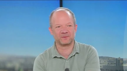 “À l’Intérieur” : “Il y a une forme de communication mais, j’ai passé un an et demi là-bas, j’y suis allée avec le moins d’idées préconçues”, explique le bédéiste Mathieu Sapin