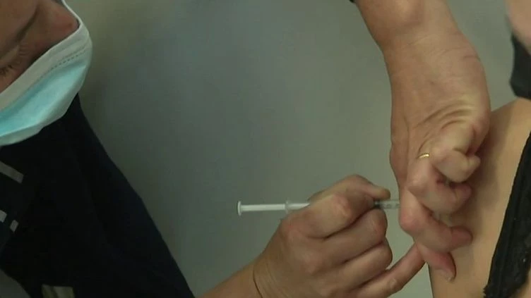 Covid-19 : la vaccination des 12-17 ans, le nouveau défi des autorités