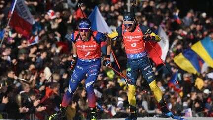 Biathlon : le relais français remporte une cinquième victoire en Coupe du monde cette saison et s'offre le globe de cristal de la discipline