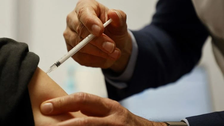 Des adolescents se pressent pour se faire vacciner contre le Covid au Stade de France : 