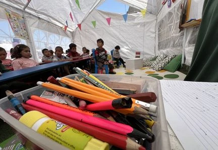 Guerre dans la bande de Gaza : malgré la menace d'une offensive israélienne, une école à Rafah continue d'accueillir des centaines d'élèves