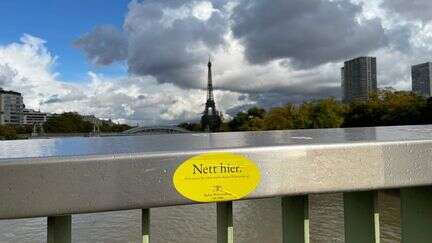 Ces autocollants jaunes avec l'inscription en allemand, 