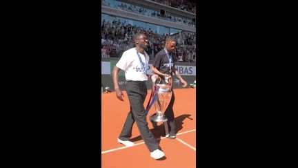 Les joueurs du PSG présentent leur trophée à Roland-Garros