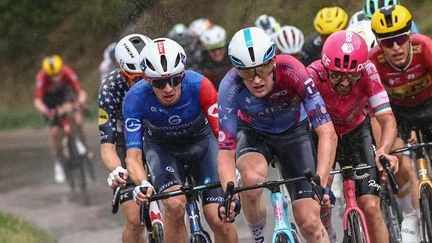 Tour de France 2025 : le Français Romain Grégoire perd ses espoirs de victoire lors de la 20e étape en chutant sous la pluie à 22 km de l'arrivée