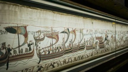 Tapisserie de Bayeux : trop fragile pour voyager outre-Manche ? Le prêt d'Emmanuel Macron inquiète les défenseurs du patrimoine