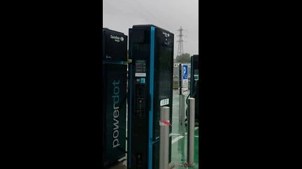 Vols en série sur des bornes électriques