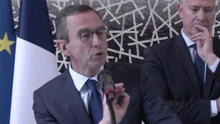 Islamisme radical : Bruno Retailleau fait-il un copier-coller du RN ?