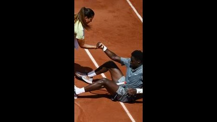 Le beau geste de l'arbitre de chaise qui relève Moïse Kouame après sa chute sur le court