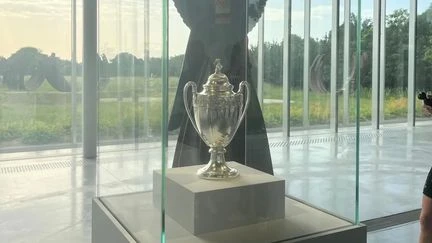 Le trophée de la Coupe de France de football exposée dans une vitrine du Louvre-Lens depuis ce vendredi matin