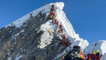 Plus de 1 000 alpinistes ont atteint au printemps le sommet de l'Everest, un record absolu