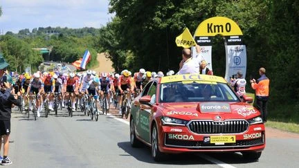 Tour de France 2025 : avec plus d'une centaine de véhicules aux côtés des vélos, comment la sécurité s'organise-t-elle au cœur du peloton ?