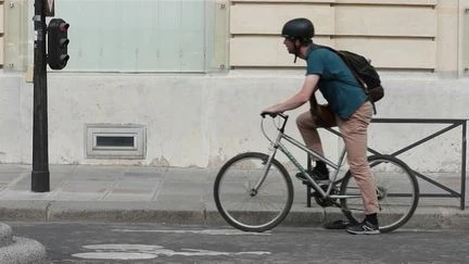 Face aux prix du carburant, les Français délaissent la voiture