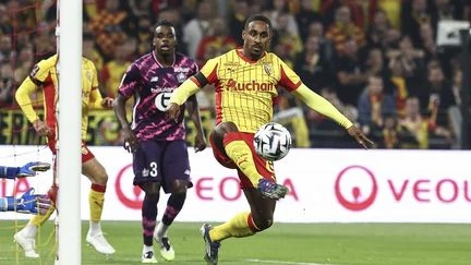 Ligue 1 : sous le déluge, le RC Lens s'offre le derby du Nord face à Lille
