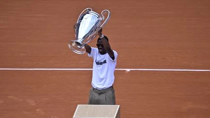 Roland-Garros 2025 : Ousmane Dembélé et les Parisiens présents porte d'Auteuil pour présenter le trophée de la Ligue des champions