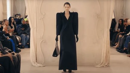 Haute couture automne-hiver 2025-2026 : Demna tourne la page de Balenciaga avec une collection épurée, sculpturale et toujours un rien irrévérente