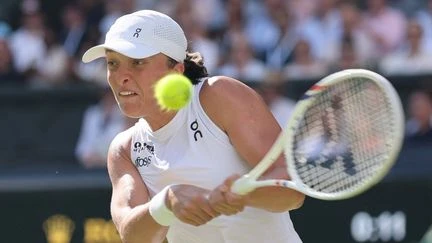 Wimbledon 2025 : en 57 minutes, Iga Swiatek humilie Amanda Anisimova 6-0, 6-0 et remporte son premier Grand Chelem britannique