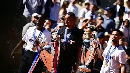Les joueurs du PSG présentent le trophée de la Ligue des champions au public de Roland-Garros