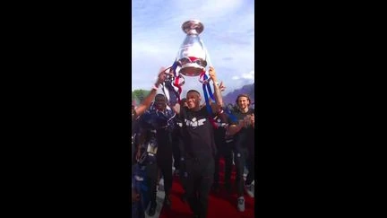 L'arrivée triomphale des joueurs du PSG sur le Champ-de-Mars