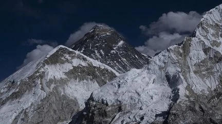 Un guide népalais porté disparu dans l'Everest depuis six jours retrouvé vivant