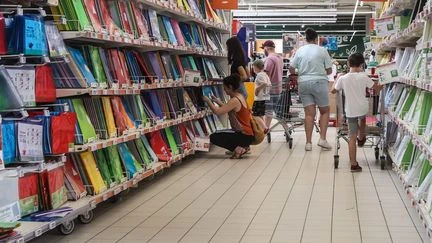 Les prix des fournitures solaires en baisse en juillet 2025 dans les grandes surfaces et dans les magasins spécialisés, selon une étude