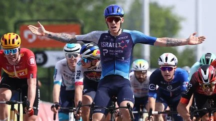Critérium du Dauphiné 2025 : le Britannique Jake Stewart s'offre la 5e étape à Mâcon après un sprint massif, Remco Evenepoel toujours maillot jaune