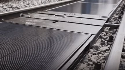 Transition énergétique : la Suisse teste une centrale photovoltaïque posée entre des rails et qui pourrait s'exporter dans le monde