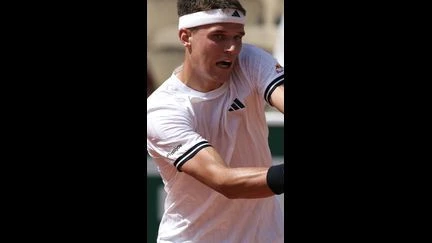 Roland-Garros : le Tchèque Jakub Mensik s'écroule de fatigue juste après sa victoire, incapable de se relever