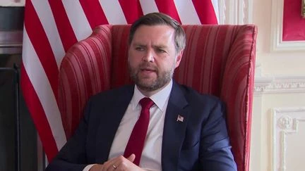 Eurozapping : les vacances de J.D. Vance au Royaume-Uni créent la polémique