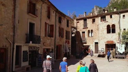 Surtourisme : comment le village de Saint-Guilhem-le-Désert, dans l'Hérault, régule ses visiteurs