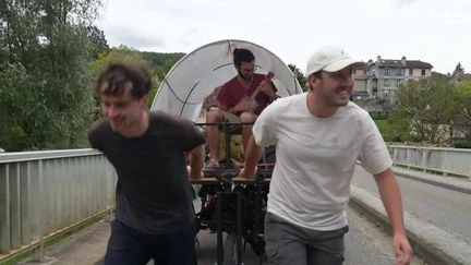 Quand une bande d'amis part sur les routes en charrette pour faire revivre le métier de colporteur