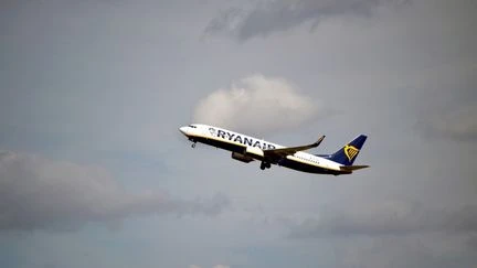 Taxe sur les billets d'avion : la compagnie Ryanair annonce arrêter ses opérations dans les aéroports de Bergerac, Brive et Strasbourg