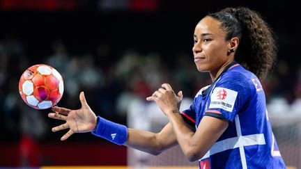 Handball : Estelle Nze Minko, capitaine de l'équipe de France, annonce attendre un enfant à deux mois du Mondial