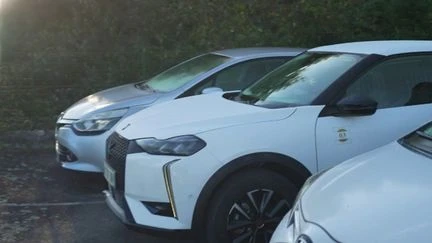 Face à la flambée des prix du carburant, un patron offre des voitures de fonction électriques à ses salariés