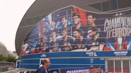 Victoire du PSG en ligue des champions : les supporters attendent le retour des joueurs pour les célébrations
