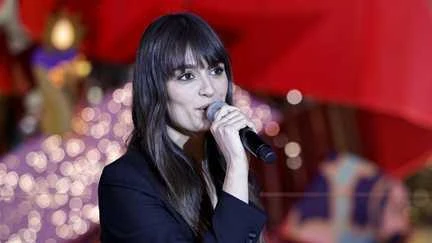 Ce que disent (enfin) les chanteuses : le poids du quotidien par Clara Luciani