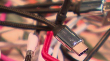 Derrière les bonnes affaires, des dangers sur des chargeurs et des jouets : Shein et Temu pointés du doigt