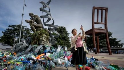 Devant le siège européen de l'ONU, une sculpture du 