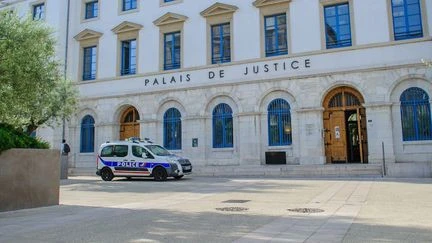 Les parents d'un bébé mort de dénutrition sévère à 16 mois condamnés à cinq ans de prison dans la Drôme, dont deux ans ferme